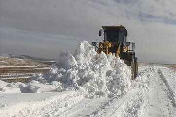 ببینید|برف‌‎روبی و پاکسازی راه‌های روستایی توابع شهرستان دهگلان باتلاش راهداران شهرستان دهگلان کردستان