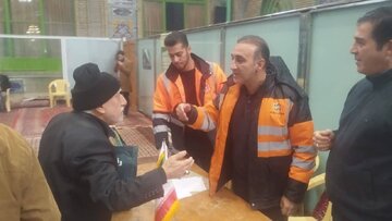 حضور راهداران شهرستان دماوند در نمازجمعه و استقرار میز خدمت به مناسبت هفته حمل‌ونقل و راهداری