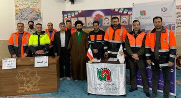 حضور راهداران شهرستان فیروزکوه در نمازجمعه و استقرار میز خدمت به مناسبت هفته حمل‌ونقل و راهداری