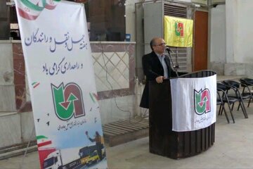 ببینید|تجلیل از رانندگان همزمان با هفته حمل‌ونقل، رانندگان و راهداری در بندرانزلی