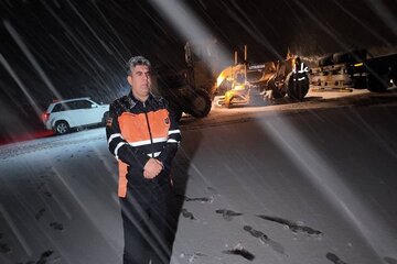 راهداران شمال استان به یاری جنوب کرمان شتافتند /خودروهای گرفتار در محدوده تونل اسفند جیرفت رهاسازی شد