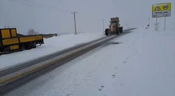 ویدیو | اجرای عملیات برفروبی در محور خوانسار - گلپایگان توسط راهداران در استان اصفهان