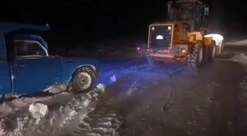 ویدیو | امدادرسانی به خودروهای گرفتار شده در برف توسط راهداران شهرستان کاشان در استان اصفهان