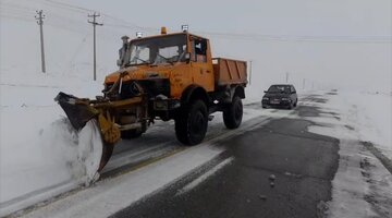 ویدئو| اجرای عملیات برفروبی و شن و نمک پاشی توسط راهداران شهرستان خوانسار در استان اصفهان