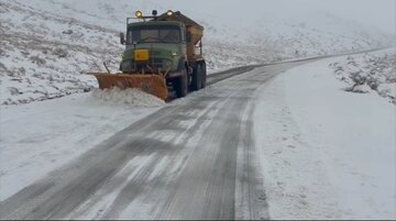 ویدیو | اجرای عملیات برف‌روبی و شن و نمک پاشی در محورها توسط راهداران شهرستان کوهپایه