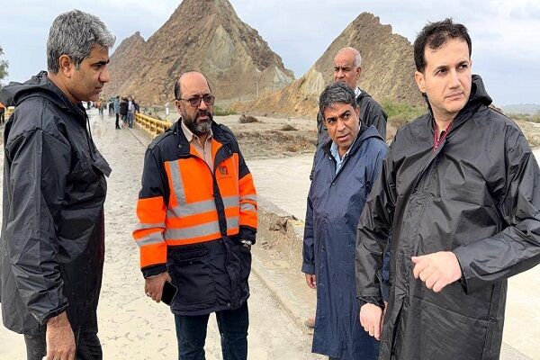 ویدیو|ترمیم فوری شکستگی پل هیوه و بازگشایی مسیر ارتباطی شرق هرمزگان
