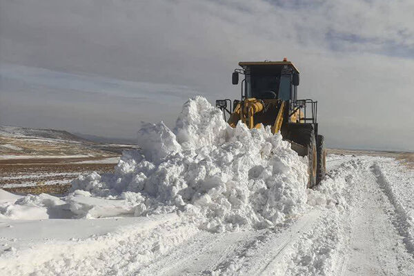 ببینید|برف‌‎روبی و پاکسازی راه‌های روستایی توابع شهرستان دهگلان باتلاش راهداران شهرستان دهگلان کردستان