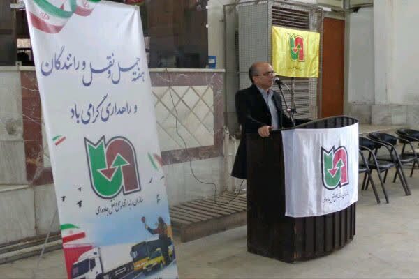 ببینید|تجلیل از رانندگان همزمان با هفته حمل‌ونقل، رانندگان و راهداری در بندرانزلی