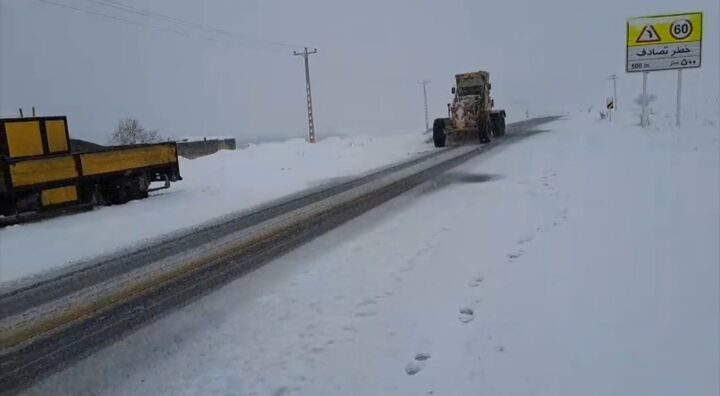 ویدیو | اجرای عملیات برفروبی در محور خوانسار - گلپایگان توسط راهداران در استان اصفهان