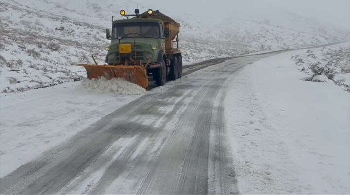ویدیو | اجرای عملیات برفروبی و شن و نمک پاشی در محورها توسط راهداران شهرستان کوهپایه ویدئو | اجرای عملیات برفروبی و شن و نمک پاشی در محورهای نهوج - کوهپایه، تودشک - بلان و گردنه ملااحمد توسط راهداران شهرستان کوهپایه