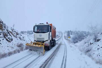 ببینید| عملیات برف‌روبی، شن و نمک پاشی در محورهای استان خراسان شمالی توسط راهداران