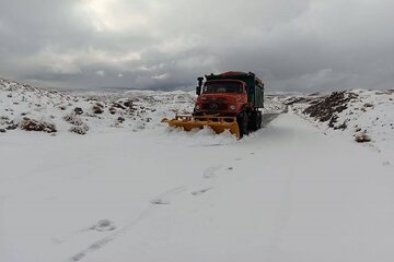 ویدئو| اجرای عملیات ️برف‌روبی و شن و نمک‌پاشی محورهای روستایی شهرستان زیرکوه