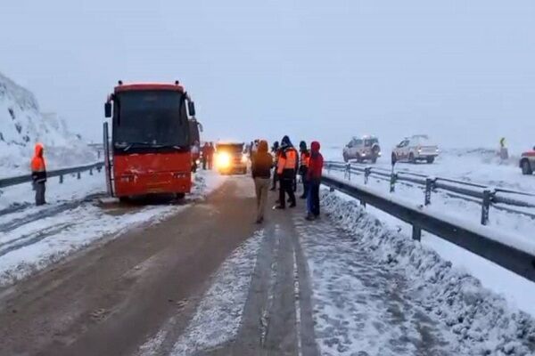 ویدئو | امدادرسانی به اتوبوس گرفتار در برف در گردنه امین‌الله با حضور مدیرکل راهداری خراسان شمالی