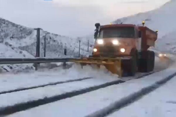 ویدئو| اجرای عملیات ️برف‌روبی و شن و نمک‌پاشی محور سربیشه به درمیان
