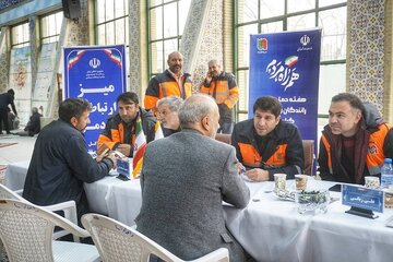 ویدئو | استقرار میز ارتباطات مردمی اداره کل راهداری و حمل و نقل جاده ای خراسان شمالی در مصلی بجنورد به مناسبت هفته حمل و نقل، رانندگان و راهداری