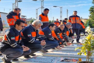 عطرافشانی مزار شهدا توسط کارکنان راهداری و حمل و نقل جاده‌ای مازندران