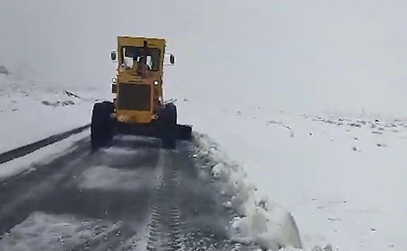 ویدیو| تلاش راهداران یزد در محورهای برفی