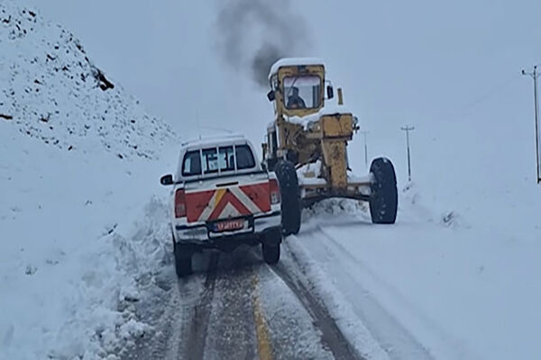 ویدیو| تلاش بی وقفه عوامل راهداری شهرستان اشکذر، جهت بازگشایی محورهای روستایی پوشیده از برف