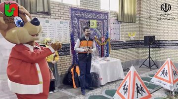 آموزش اصول ایمنی ترافیک به دانش‌آموزان مدارس حاشیه راه قزوین در هفته حمل‌ونقل