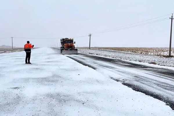 ویدئو| برفروبی محور اراک-فراهان توسط راهداران