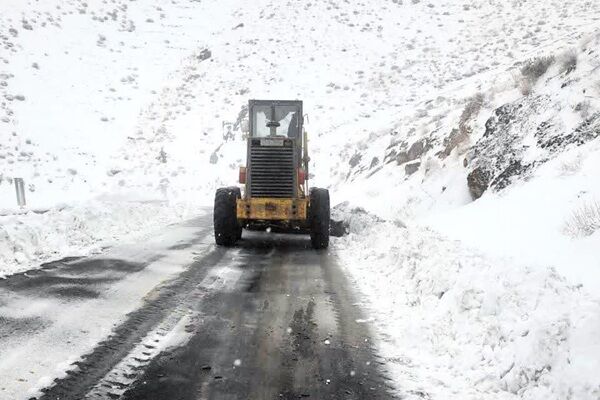 ویدیو| برف‌روبی گردنه نقره‌کمر در محور تفرش - فراهان به همت راهداران شهرستان تفرش