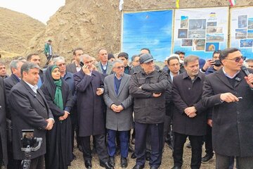 اتمام عملیات ریل گذاری راه‌آهن اردبیل-میانه با حضور وزیر راه و شهرسازی