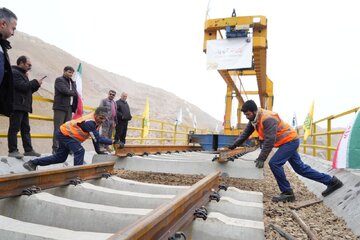 ببینید | اتمام عملیات ریل گذاری راه‌آهن اردبیل-میانه با حضور وزیر راه و شهرسازی