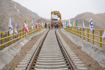 ببینید | اتمام عملیات ریل گذاری راه‌آهن اردبیل-میانه با حضور وزیر راه و شهرسازی