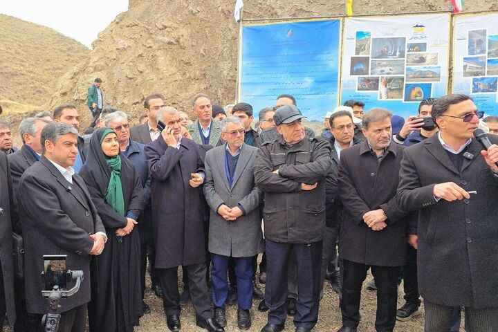 اتمام عملیات ریل گذاری راه‌آهن اردبیل-میانه با حضور وزیر راه و شهرسازی