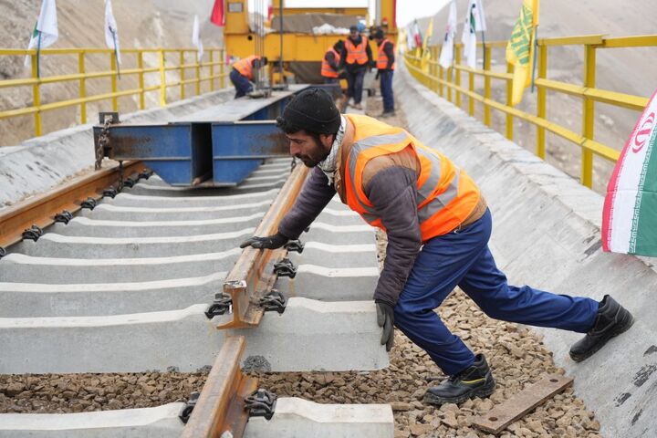 روایت سفر یک روزه وزیر راه و شهرسازی به اردبیل/از آزمون مهندسان تا نصب آخرین ریل