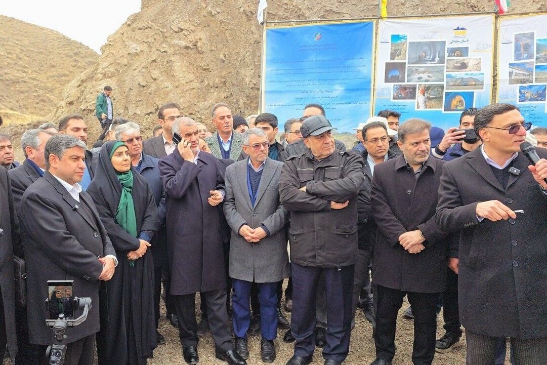 اتمام عملیات ریل گذاری راه‌آهن اردبیل-میانه با حضور وزیر راه و شهرسازی