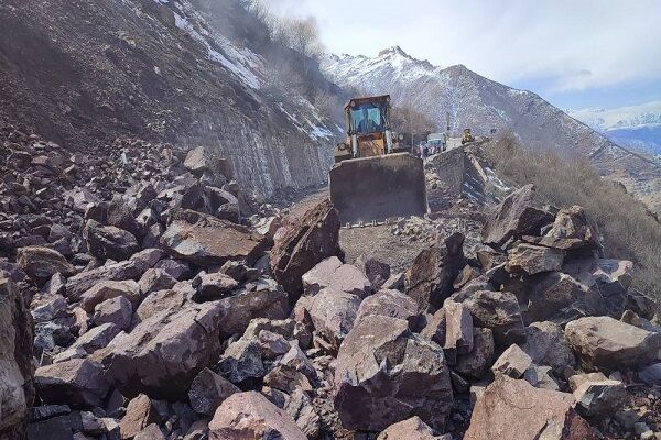 ویدیو| اجرای عملیات رهاسازی سنگ های معلق در محور ارتباطی دوآب _ بلده توسط راهداران پرتلاش شهرستان نور
