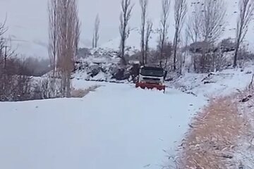 ویدیو | عملیات برف روبی و نمک پاشی محور های روستایی جوستان، مهران، دیزان، خیکان، پراچان و ناریان توسط راهداران طالقان