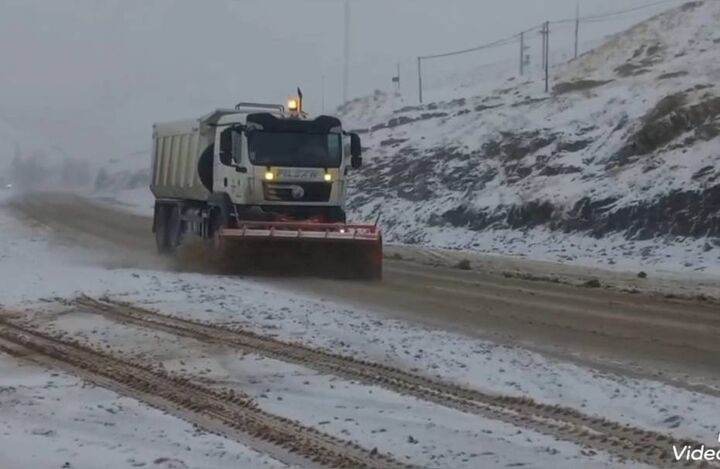 ویدیو|برف روبی و نمک پاشی محور سقـز ــ بانە با تلاش راهداران شهرستان سقز استان کردستان
