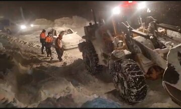 ویدیو|امدادرسانی و رهاسازی خودروهای گرفتار در برف و کولاک گردنه کانی کن محور مریوان _ سقز با تلاش راهداران شهرستان مریوان کردستان