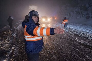 برف‌روبی ۴۴۰ کیلومتر از محورهای استان کرمان/ تداوم خدمت‌رسانی راهداران در شرایط جوی زمستانی