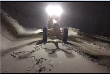 ویدئو | عملیات برف روبی در سه راهی شهدا محور نوسود و نودشه با تلاش راهداران شهرستان پاوه، استان کرمانشاه