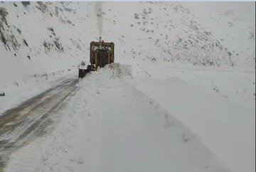ویدئو | عملیات برف روبی در سه راهی شهدا محور نوسود و نودشه با تلاش راهداران شهرستان پاوه، استان کرمانشاه
