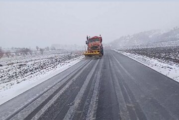 ویدیو | عملیات برف روبی در محور قلقله به بزمیرآباد "ثلاث به سرپل ذهاب" با تلاش راهداران شهرستان ثلاث باباجانی،  استان کرمانشاه