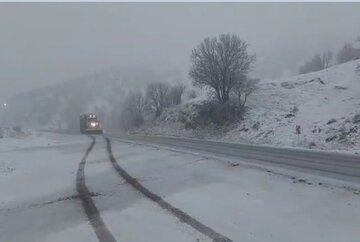ویدیو | عملیات برف روبی در روانسر به پاوه با تلاش راهداران شهرستان روانسر، استان کرمانشاه