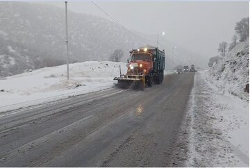 ویدیو | عملیات برف روبی و نمک‌پاشی در محور پلنگانه با تلاش راهداران شهرستان روانسر، استان کرمانشاه
