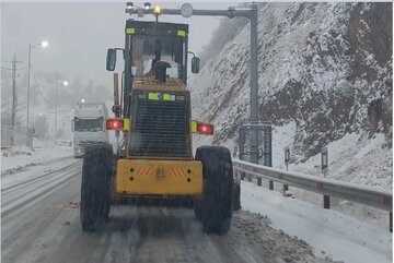 ویدیو | عملیات برف روبی و نمک‌پاشی در محور بیاشوش به پاوه با تلاش راهداران شهرستان روانسر، استان کرمانشاه