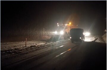 ویدیو | عملیات برف روبی و نمک‌پاشی در محور بیا شوش به پاوه با تلاش راهداران شهرستان روانسر، استان کرمانشاه