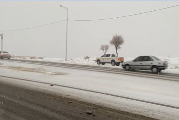 ویدیو | عملیات برف روبی و حضور گشت های راهداری در محور جوانرود به بیاشوش، استان کرمانشاه