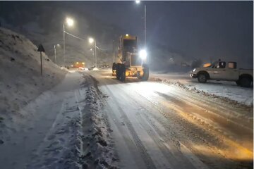 ویدیو | عملیات برف روبی در محور جوانرود به پلنگانه با تلاش راهداران شهرستان جوانرود، استان کرمانشاه