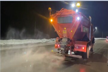 ویدیو | عملیات برف‌روبی و نمک‌پاشی در محور جوانرود به بیاشوش با تلاش راهداران شهرستان جوانرود، استان کرمانشاه