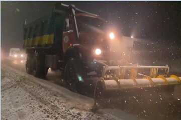 ویدیو | عملیات برف‌روبی و نمک‌پاشی در محور جوانرود به بیاشوش و جوانرود به ثلاث‌باباجانی/استان کرمانشاه