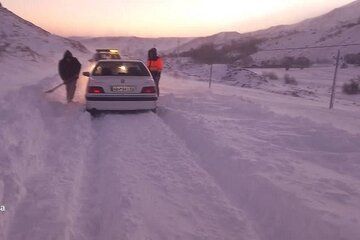 برف‌روبی و بازگشایی راه ۴۵۱ روستا/رهاسازی ۵۶۳ خودرو گرفتار برف و کولاک در آذربایجان شرقی