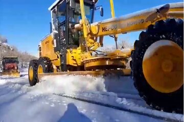 ویدیو | عملیات برف روبی در کنار گذر گردنه قلاجه محور کرمانشاه به ایلام با تلاش راهداران شهرستان گیلانغرب، استان کرمانشاه