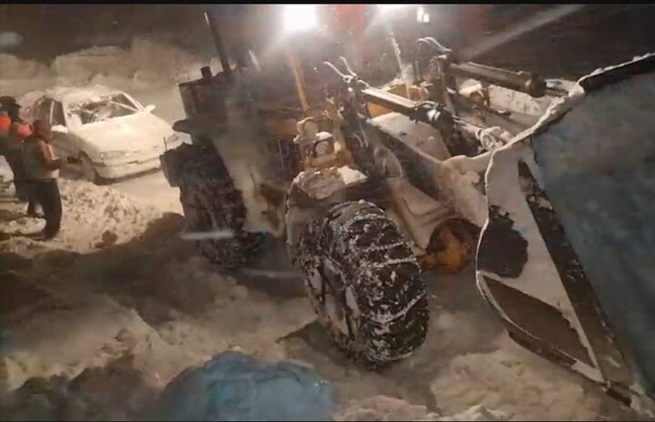 امدادرسانی و رهاسازی خودروهای گرفتار در برف و کولاک  گردنه کانی کن محور مریوان _ سقز